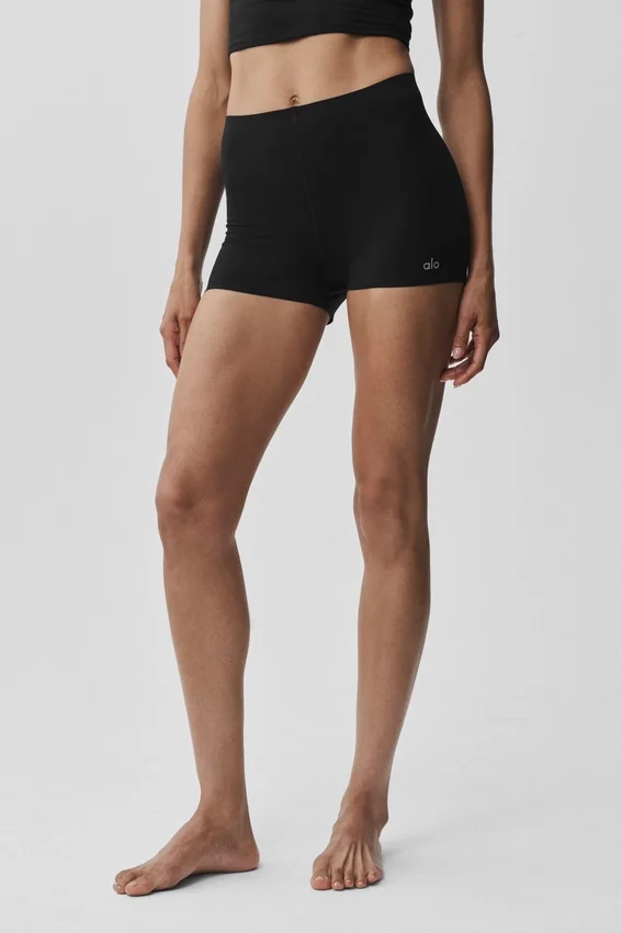 2" Alo Softsculpt Mid-Rise Short – svart
