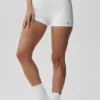 2" Alo Softsculpt Mid-Rise Shorts – Vit