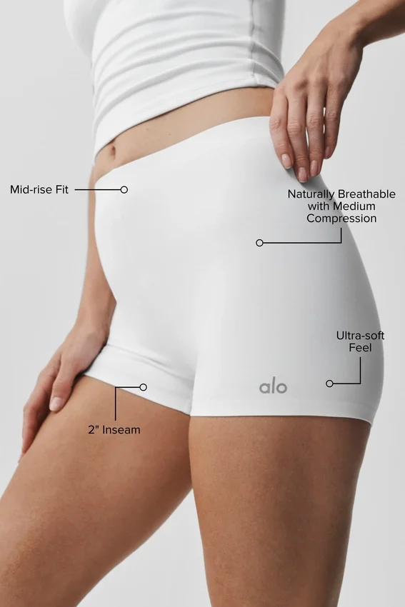 2" Alo Softsculpt Mid-Rise Shorts – Vit