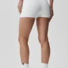 2" Alo Softsculpt Mid-Rise Shorts – Vit
