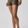 3" Alo Softsculpt High-Waist Precision-shorts – olivträd
