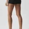 3" Alo Softsculpt Low-Rise Foldover Shorts – Svart