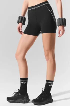 4″ High-Waist Airbrush-shorts med hjärtmönster – svart/vit