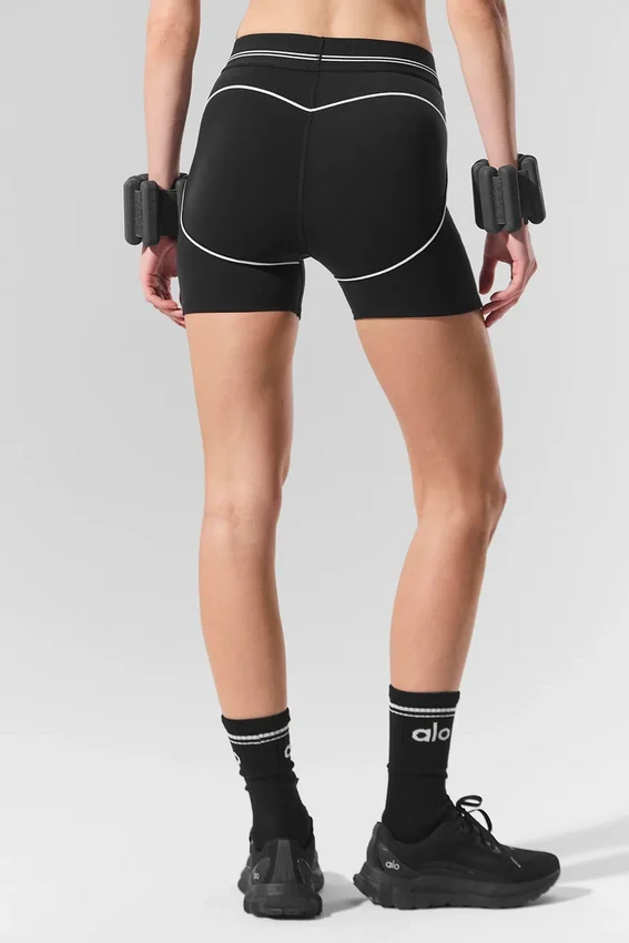 4" High-Waist Airbrush-shorts med hjärtmönster – svart/vit