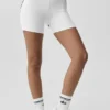 4" High-Waist Airbrush-shorts med hjärtmönster – vit/svart