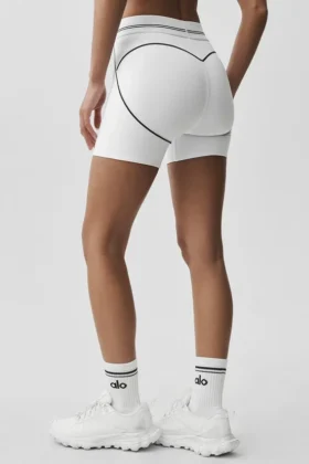 4″ High-Waist Airbrush-shorts med hjärtmönster – vit/svart