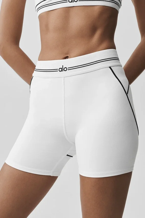 4" High-Waist Airbrush-shorts med hjärtmönster – vit/svart