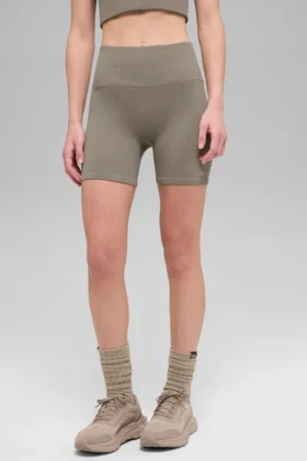 5″ sömlösa ribbade Favorite-shorts – ljus kakao