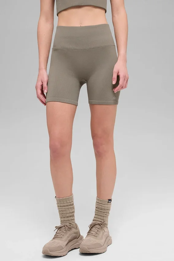 5" sömlösa ribbade Favorite-shorts – ljus kakao