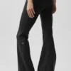 Airbrush Low-Rise Bootcut Legging – Svart