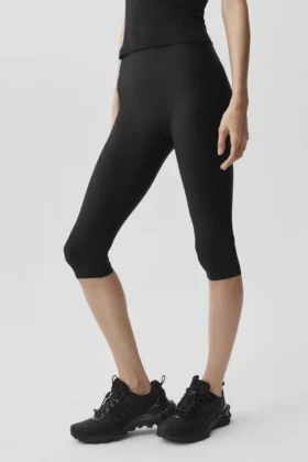 Airlift High-Waist Sleek Capri – svart