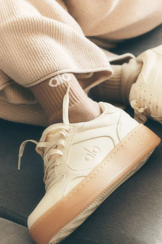 Alo Recovery Mode Sneakers – Clay