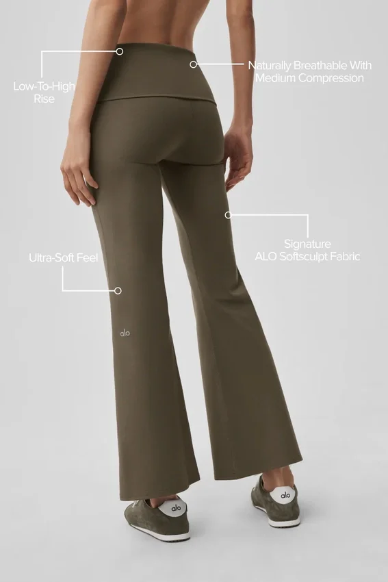 Alo Softsculpt 7/8-långa leggings med uppvikta ben och utsvängd passform – Olive Tree