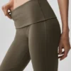 Alo Softsculpt 7/8-långa leggings med uppvikta ben och utsvängd passform – Olive Tree