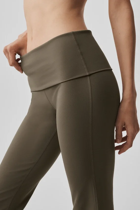 Alo Softsculpt 7/8-långa leggings med uppvikta ben och utsvängd passform – Olive Tree