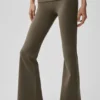 Alo Softsculpt 7/8-långa leggings med uppvikta ben och utsvängd passform – Olive Tree