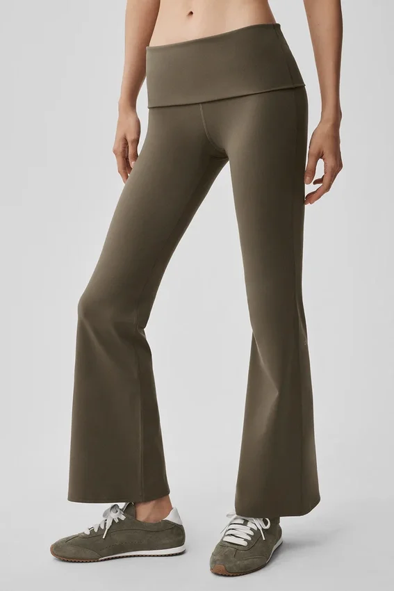 Alo Softsculpt 7/8-långa leggings med uppvikta ben och utsvängd passform – Olive Tree