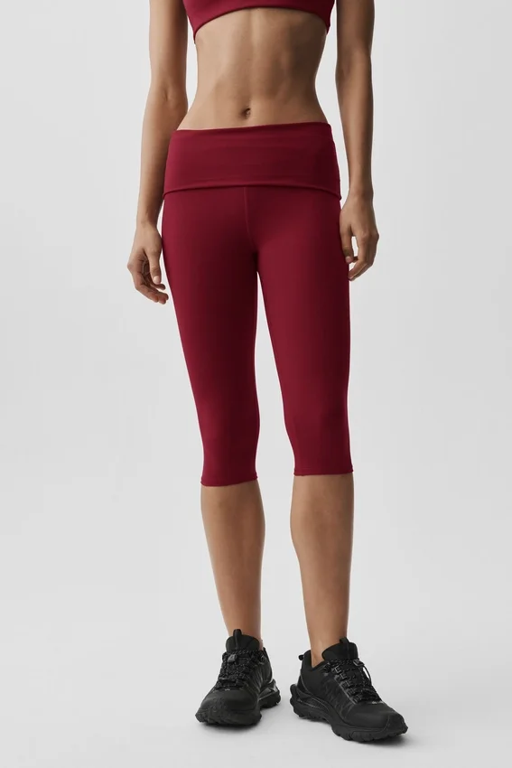 Alo Softsculpt Capri-byxor med låg midja och vikbar linning – Summer Romance Red