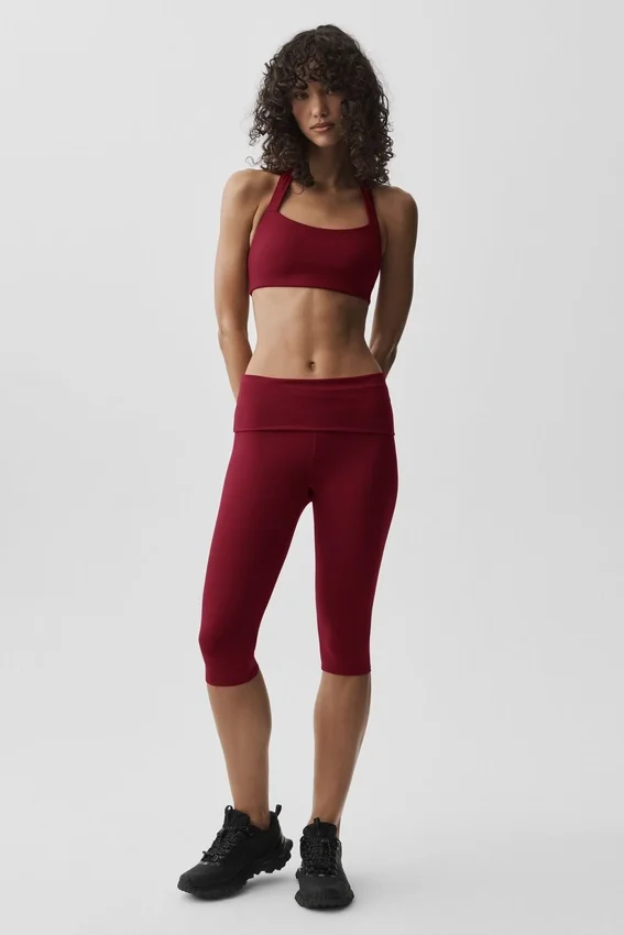 Alo Softsculpt Capri-byxor med låg midja och vikbar linning – Summer Romance Red