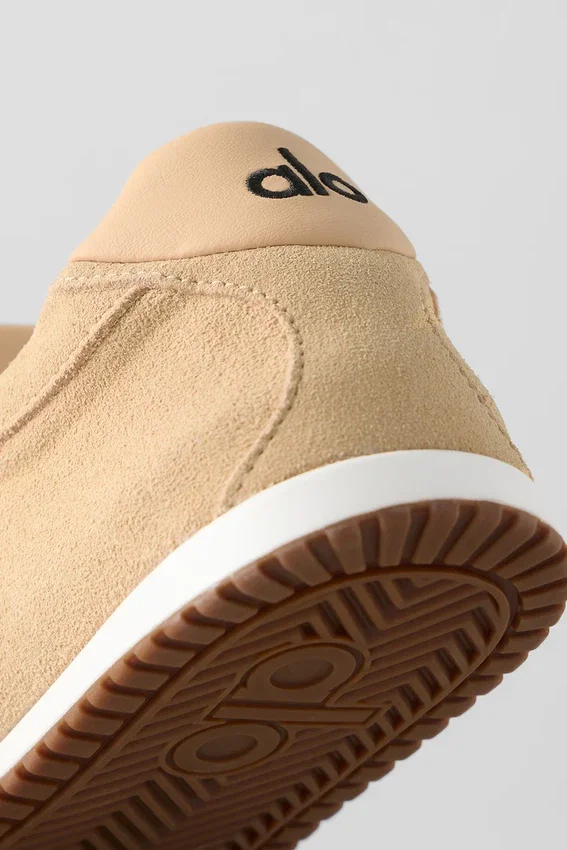 Alo Sunset Sneakers + Jisoo – Caramel Cream