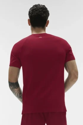 Alo Vapor T-shirt med rund hals och kortärmad design – Garnet