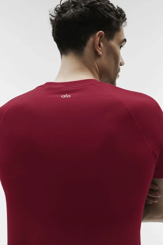 Alo Vapor T-shirt med rund hals och kortärmad design – Garnet