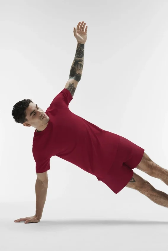 Alo Vapor T-shirt med rund hals och kortärmad design – Garnet