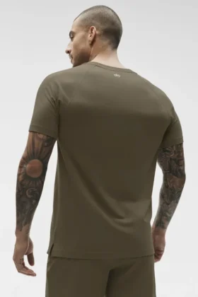 Alo Vapor T-shirt med rund hals och kortärmad design – Olive Tree