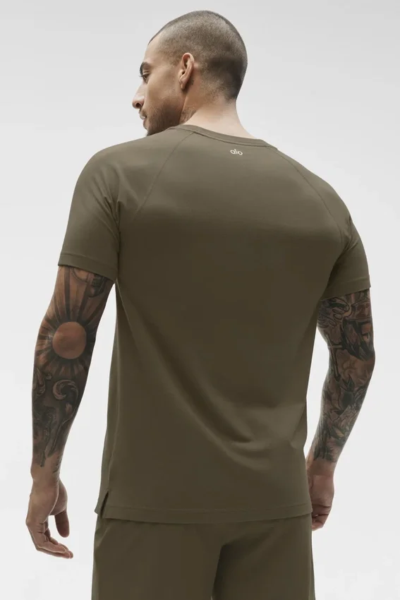 Alo Vapor T-shirt med rund hals och kortärmad design – Olive Tree