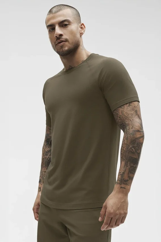 Alo Vapor T-shirt med rund hals och kortärmad design – Olive Tree