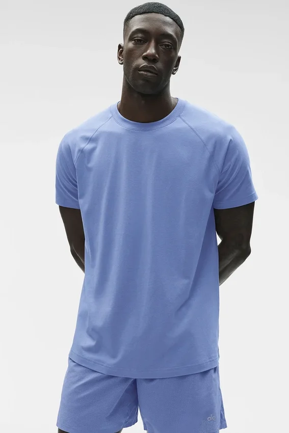 Alo Vapor T-shirt med rund hals och kortärmad design – Provence Blue