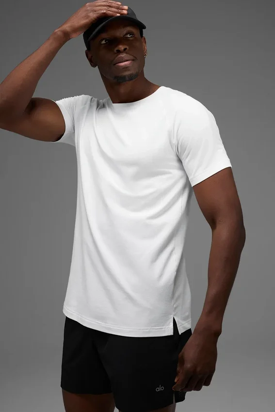 Alo Vapor T-shirt med rund hals och kortärmat design – White