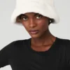 Buckethat i fuskpäls – Ivory
