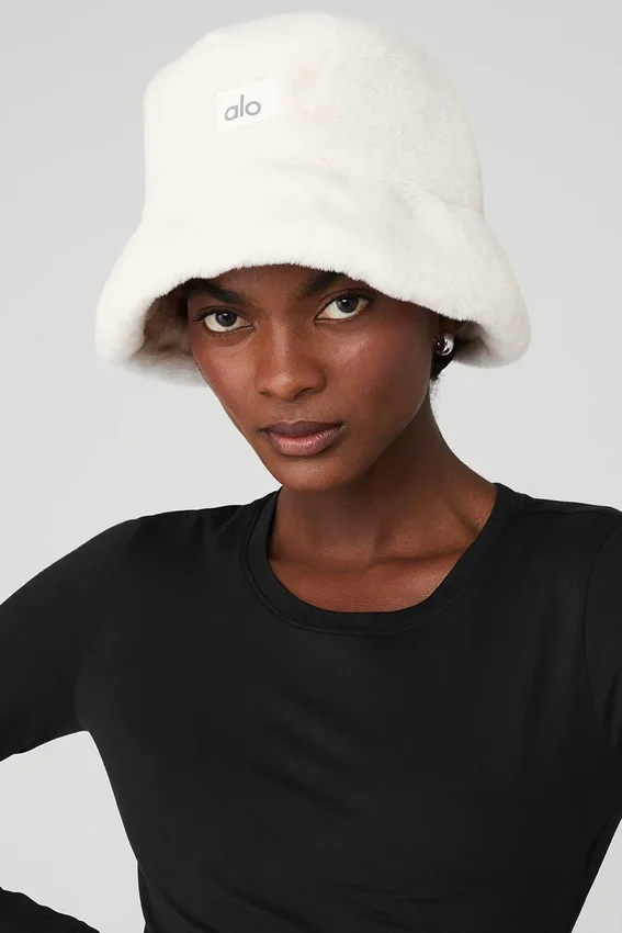 Buckethat i fuskpäls – Ivory