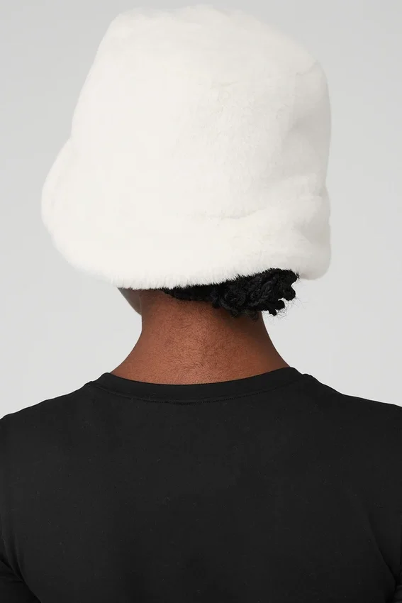 Buckethat i fuskpäls – Ivory