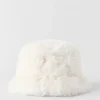 Buckethat i fuskpäls, modell Starstruck – elfenben