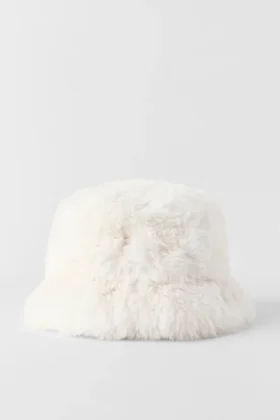Buckethat i fuskpäls, modell Starstruck – elfenben