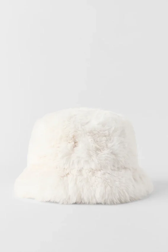 Buckethat i fuskpäls, modell Starstruck – elfenben