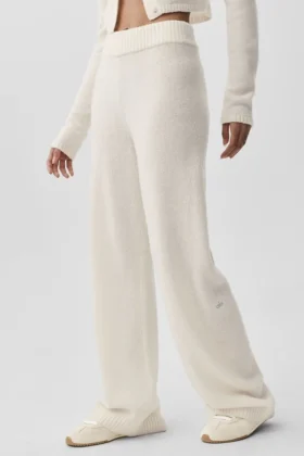Byxor i ull och kashmir med High-Waist och vida ben från New Class – Ivory