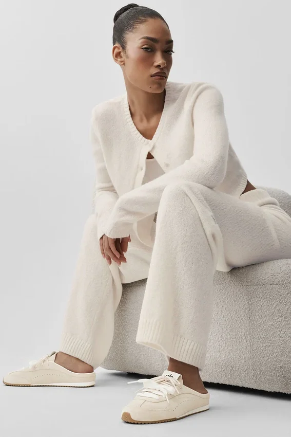 Byxor i ull och kashmir med High-Waist och vida ben från New Class – Ivory