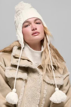 Cable Knit Winter Bliss-mössa med öronlappar – elfenben