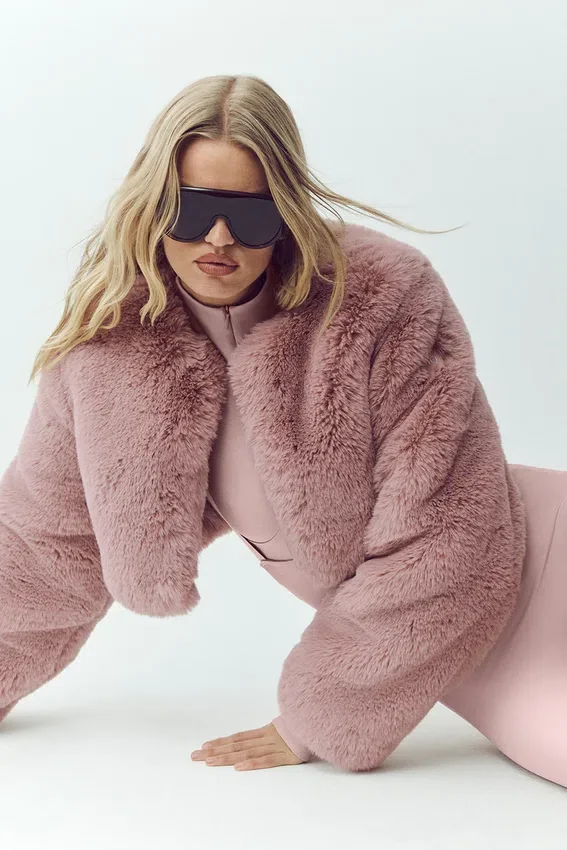 Chic kort jacka i fuskpäls – rosa champagne