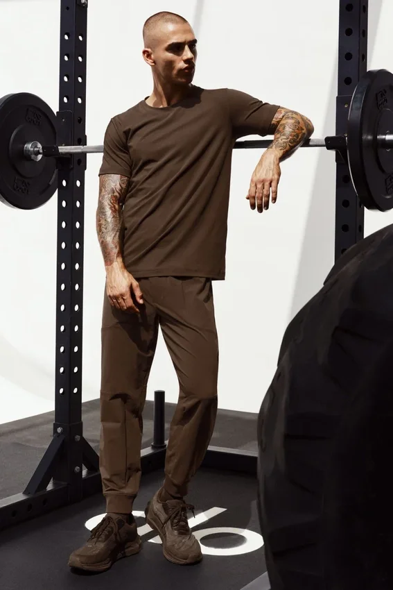 Conquer Reform T-shirt med rund hals och kortärmad design – Espresso