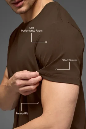 Conquer Reform T-shirt med rund hals och kortärmad design – Espresso