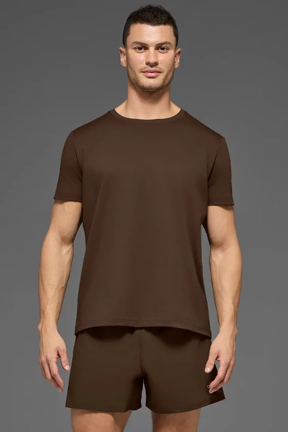 Conquer Reform T-shirt med rund hals och kortärmad design – Espresso