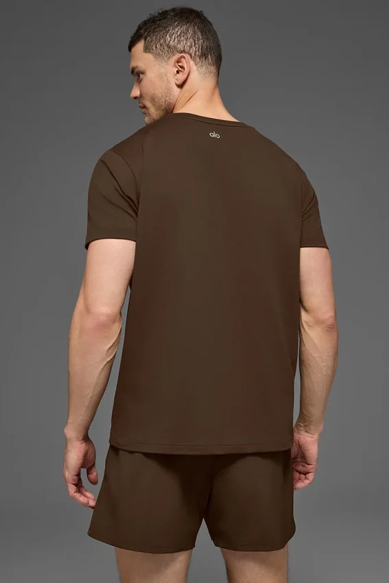 Conquer Reform T-shirt med rund hals och kortärmad design – Espresso