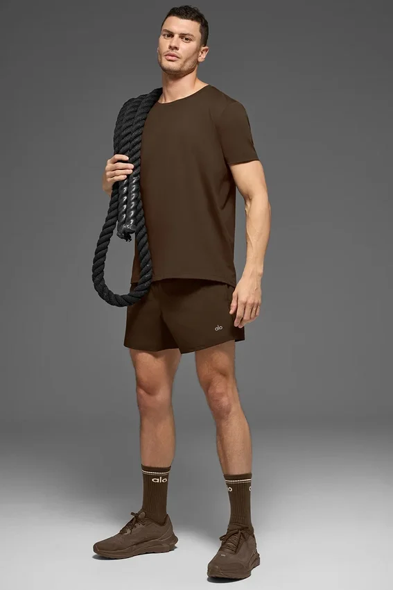 Conquer Reform T-shirt med rund hals och kortärmad design – Espresso