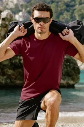 Conquer Reform T-shirt med rund hals och kortärmad design – Garnet