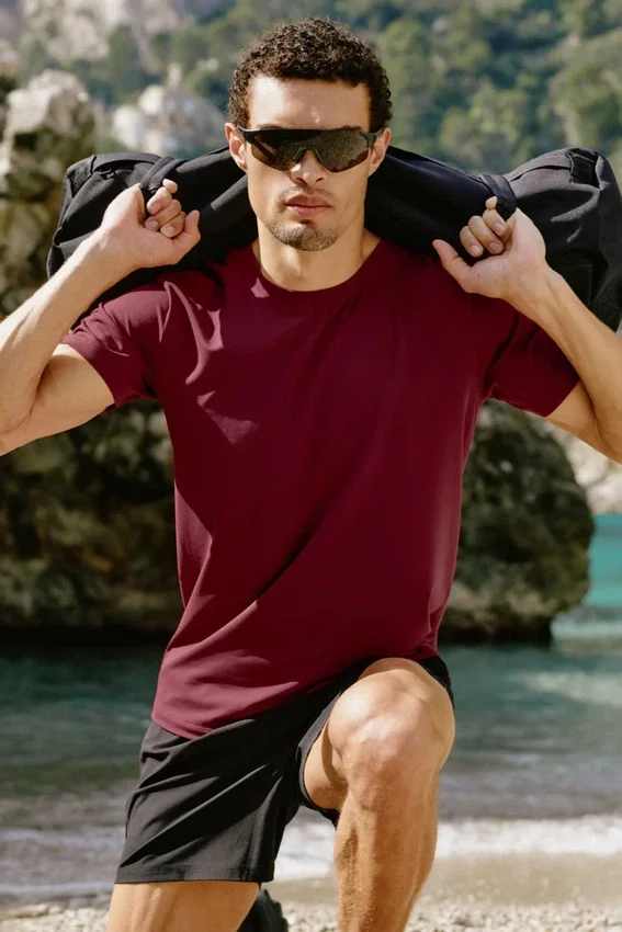 Conquer Reform T-shirt med rund hals och kortärmad design – Garnet