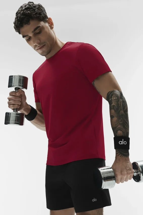 Conquer Reform T-shirt med rund hals och kortärmad design – Garnet